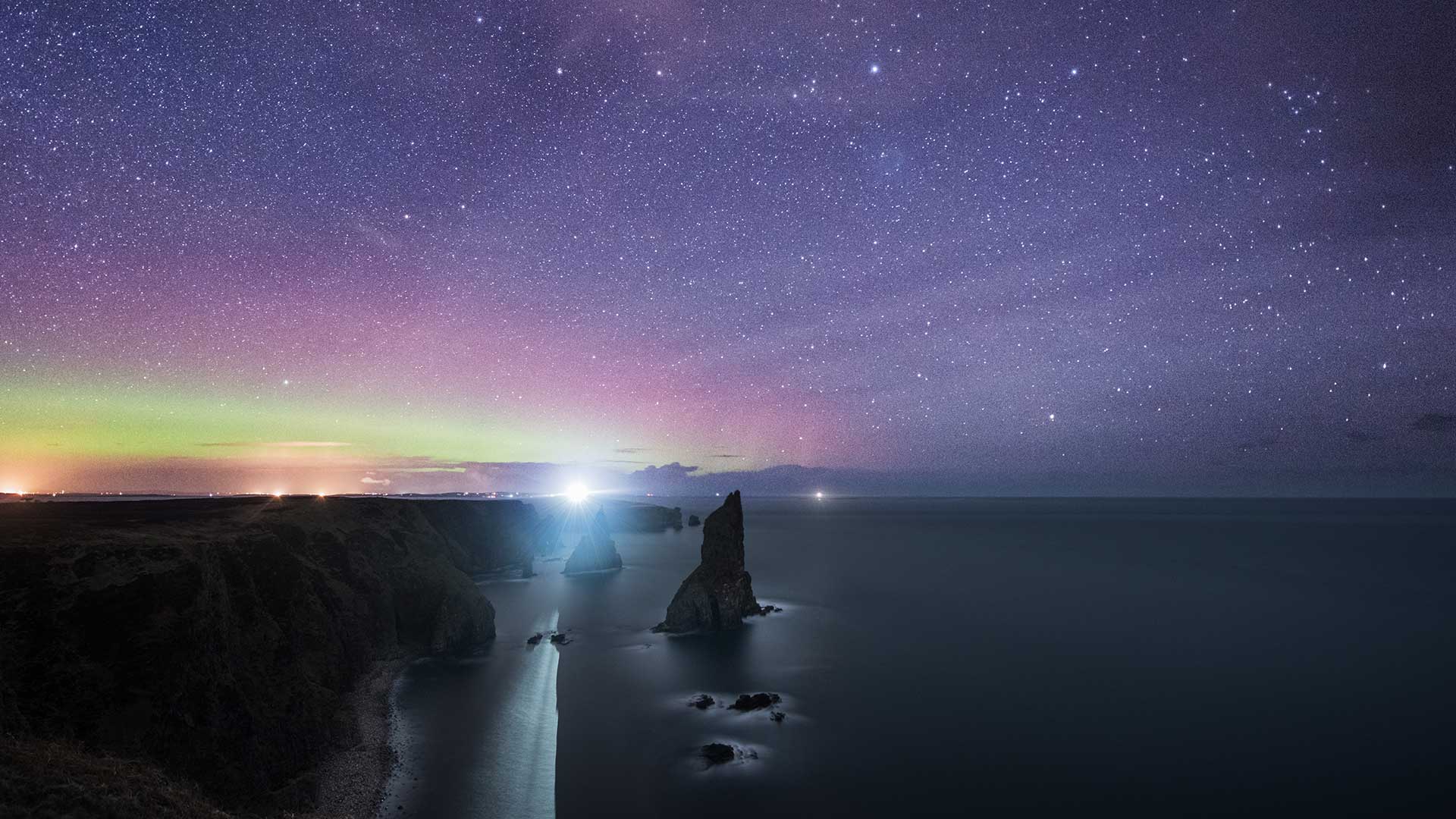 Northern lights at Duncansby Head, Scotland